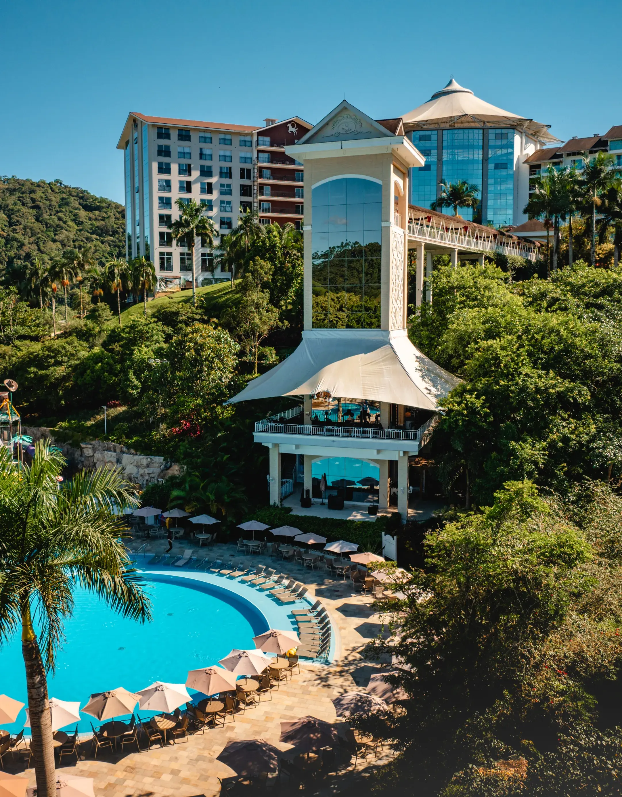 Torre envidracada e piscina curva do Fazzenda Park Resort
